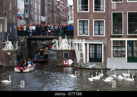 Amsterdam, Pays-Bas. Mardi, 30 avril 2013. Les touristes néerlandais et célébrer le couronnement du roi Willem-Alexander à Amsterdam le jour où sa mère la Reine Beatrix a abdiqué. Photo : Nick Savage/Alamy Live News Banque D'Images