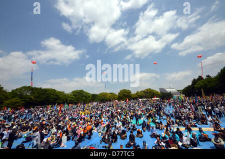 Tokyo, Japon. Le 1 mai 2013. Une grande foule de syndicalistes participent à un premier mai parrainé par la Confédération nationale des syndicats dans un parc de Tokyo, le mercredi 1 mai 2013. Quelque 32 000 personnes ont pris part à la manifestation, pour exprimer leurs préoccupations et révision constitutionnelle entre autres choses. (Photo de Natsuki Sakai/AFLO/Alamy Live News) Banque D'Images