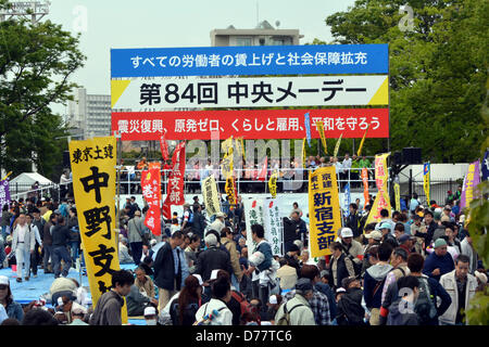 Tokyo, Japon. Le 1 mai 2013. Une grande foule de syndicalistes participent à un premier mai parrainé par la Confédération nationale des syndicats dans un parc de Tokyo, le mercredi 1 mai 2013. Quelque 32 000 personnes ont pris part à la manifestation, pour exprimer leurs préoccupations et révision constitutionnelle entre autres choses. (Photo de Natsuki Sakai/AFLO/Alamy Live News) Banque D'Images