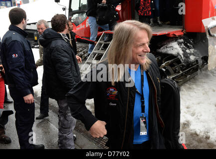 Ischgl, Tyrol, Autriche, 30 avril 2013. Steve Morse, guitariste du groupe de rock britannique 'Deep Purple' arrive pour un concert en plein air à Ischgl. Photo : Felix Hoerhager/DPA/Alamy Live News Banque D'Images