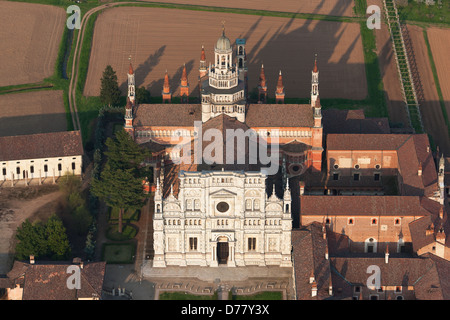 VUE AÉRIENNE.Monastère de Carthusien au sud de Milan, dans la vallée du po.Certosa di Pavia, province de Pavia, Lombardie, Italie. Banque D'Images