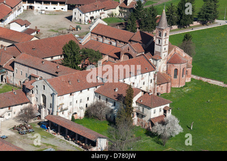 VUE AÉRIENNE.Abbaye de Staffarda.Près de la ville de Saluzzo, province de Cuneo, Piémont, Italie. Banque D'Images