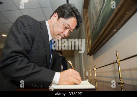 Le ministre japonais de la Défense Itsunori Onodera signe le livre d'or sur le Pentagone le 29 avril 2013 à Washington, DC. Banque D'Images