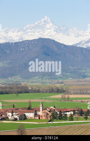 VUE AÉRIENNE.Abbaye de Staffarda dans la plaine du po avec Monte Viso au loin.Près de la ville de Saluzzo, province de Cuneo, Piémont, Italie. Banque D'Images