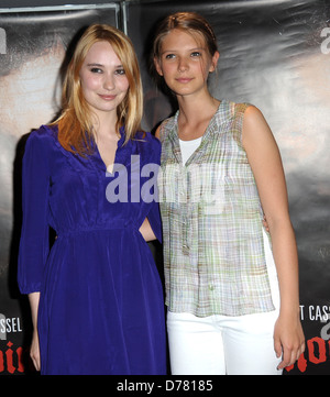 Deborah François et Joséphine Japy Dépistage pour 'Le Moine' tenue au cinéma UGC Les Halles - Arrivées Paris, France - 12.07.11 Banque D'Images