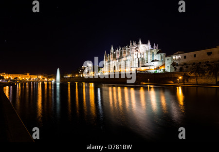 PALMA - circa 2013 : Cathédrale de Palma de Majorque dans la nuit Banque D'Images