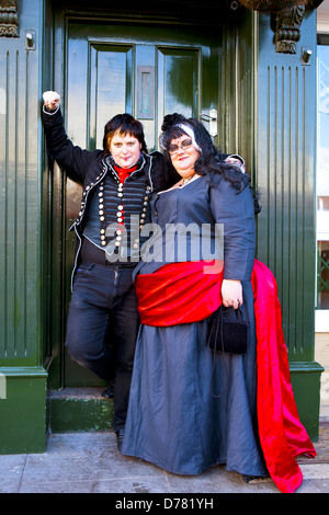 Deux femmes portant de l'homme et la femme à Whitby tenues Week-end Gothique, en Angleterre, le 26 avril, 2013. Banque D'Images