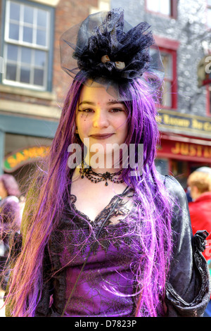 Jeune fille vintage robe gothique et le maquillage à Whitby Gothic Week-end à Whitby, en Angleterre le 27 avril, 2013. Banque D'Images