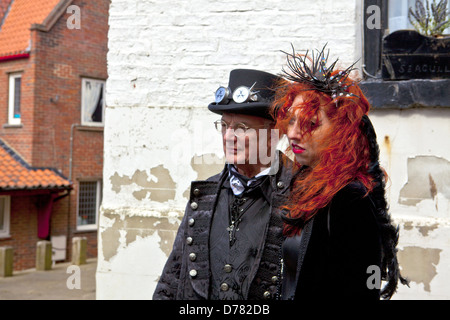 Man avec sa fille dans une tenue gothique gothique à Whitby, en fin de semaine. Whitby, Angleterre le 27 avril, 2013. Banque D'Images