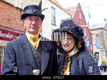 Man and Woman participants à Whitby Gothic Week-end l'un des plus populaires événements gothique dans le monde. Whitby 27.04.13. Banque D'Images