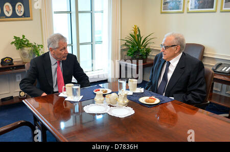 Le secrétaire américain à la défense Chuck Hagel se réunit avec l'Ambassadeur Lakhdar Brahimi, Ligue arabe commune-Représentant spécial des Nations Unies pour la Syrie au Pentagone. Banque D'Images