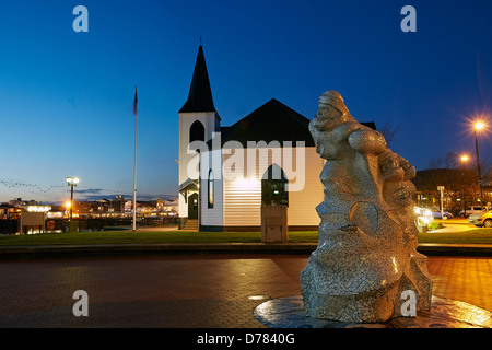 Le Capitaine Scott statue à côté de l'Église norvégienne, la baie de Cardiff, Cardiff, Pays de Galles, Royaume-Uni Banque D'Images