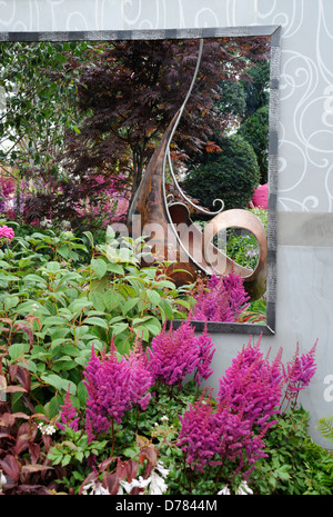 Flowershow 2009 Hampton Court Sadolin Nature pour Nuture jardin conçu par Philippa Pearson. Astilbe chinensis 'Vision in Red' Banque D'Images