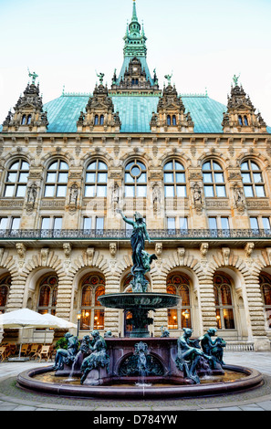 Hygieia puits dans la cour intérieure de l'hôtel de ville de Hambourg, Allemagne, Europe Banque D'Images