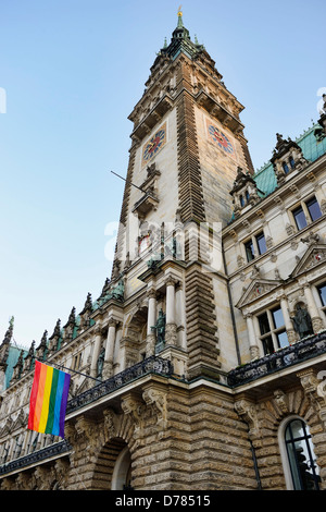 Mairie de Hambourg avec drapeau arc-en-ciel à Christopher Street Day, Hambourg, Allemagne, Europe Banque D'Images