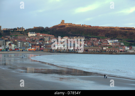 Scarborough South Bay au crépuscule en hiver Banque D'Images