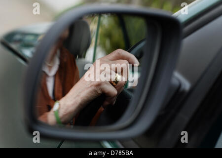 ILLUSTRATION - un 84-year-old woman miroirs dans le miroir car elle est weda conduisant sa voiture à Weingarten, Allemagne, 30 avril 2013. Photo : Felix Kaestle Banque D'Images