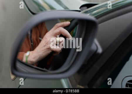 ILLUSTRATION - un 84-year-old woman miroirs dans le miroir car elle est weda conduisant sa voiture à Weingarten, Allemagne, 30 avril 2013. Photo : Felix Kaestle Banque D'Images