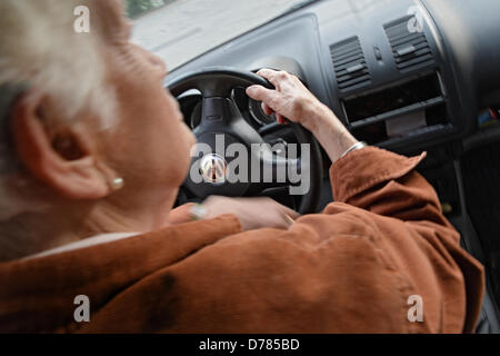 ILLUSTRATION - un 84-year-old woman conduit sa voiture à Weingarten, Allemagne, 30 avril 2013. Photo : Felix Kaestle Banque D'Images