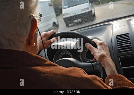 ILLUSTRATION - un 84-year-old woman conduit sa voiture à Weingarten, Allemagne, 30 avril 2013. Photo : Felix Kaestle Banque D'Images