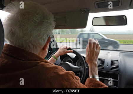 ILLUSTRATION - un 84-year-old woman conduit sa voiture à Weingarten, Allemagne, 30 avril 2013. Photo : Felix Kaestle Banque D'Images