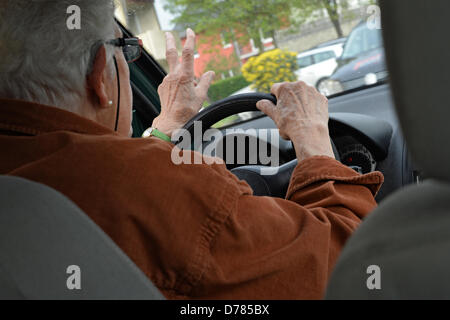 ILLUSTRATION - un 84-year-old woman conduit sa voiture à Weingarten, Allemagne, 30 avril 2013. Photo : Felix Kaestle Banque D'Images