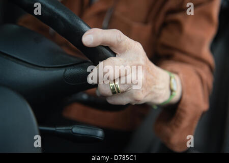 ILLUSTRATION - un 84-year-old woman conduit sa voiture à Weingarten, Allemagne, 30 avril 2013. Photo : Felix Kaestle Banque D'Images