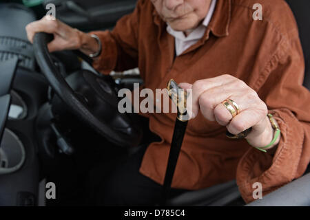 ILLUSTRATION - un 84-year-old woman conduit sa voiture à Weingarten, Allemagne, 30 avril 2013. Photo : Felix Kaestle Banque D'Images