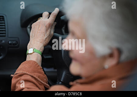 ILLUSTRATION - un 84-year-old woman conduit sa voiture à Weingarten, Allemagne, 30 avril 2013. Photo : Felix Kaestle Banque D'Images