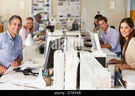 Le travail d'équipe à un bureau en bureau actif Banque D'Images