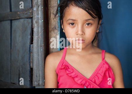 Portrait d'une jeune fille de la région frappée par la pauvreté dans la région de Manille, aux Philippines. Banque D'Images