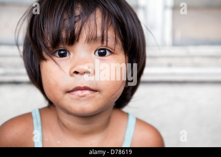 Portrait de jeune fille aux Philippines. Filipina enfant vivant dans la pauvreté. Banque D'Images