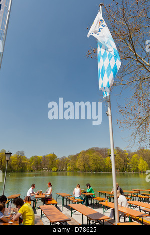 Restaurant - Munich Seehaus beergarden avec drapeau bavarois au Kleinhesseloher See (LAC) dans le Jardin Anglais Banque D'Images