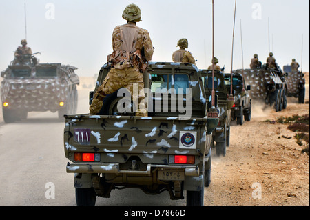 Des soldats des Forces armées du Qatar ride dans un convoi pendant un exercice de lutte contre le terrorisme conjointe avec les forces américaines le 28 avril 2013 dans Zikrit, au Qatar. Banque D'Images