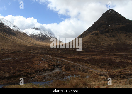 Sentier de Glen Etive de Glen Coe avec Stob Coire Raineach Ecosse Avril 2013 Banque D'Images