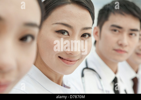 Les travailleurs de la santé standing in a row, Chine, Close-up Banque D'Images