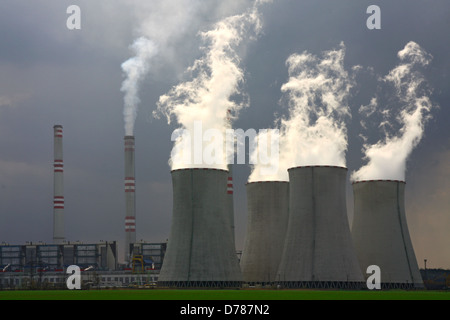 La fumée des centrales au charbon sous ciel nuageux Banque D'Images