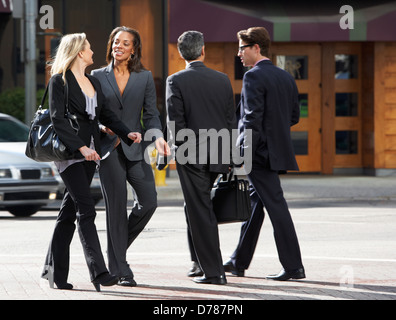 Tout en discutant d'affaires deux Crossing Street Banque D'Images