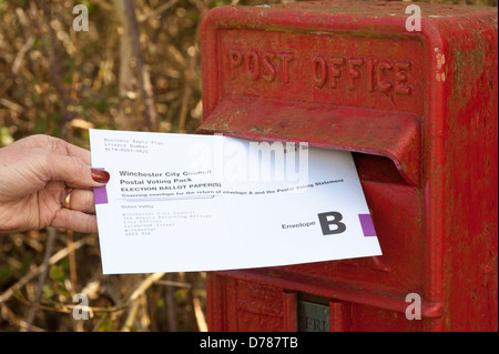 L'enveloppe de vote par correspondance est publié dans une collection fort Royal Mail enveloppe de vote par correspondance lettre rouge affichage letterbox boîte mail mail Banque D'Images