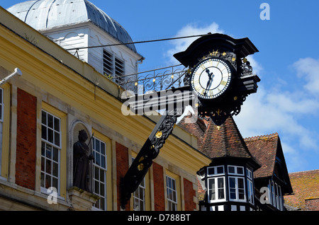 L'horloge du 19ème siècle sur l'ancienne maison de corporation (maintenant la Banque Lloyds), dans la rue High Street, Winchester, Hampshire Banque D'Images