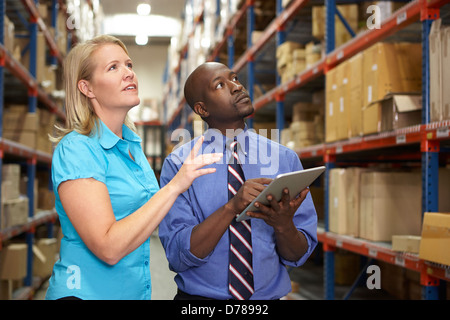 Woman with Digital Tablet In Warehouse Banque D'Images