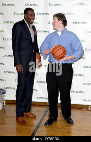 Amar'e Stoudemire et gagnant du concours Walt Arnett joueur NBA Amar'e Stoudemire fait équipe avec 'Excedrine" pour annoncer le gagnant Banque D'Images