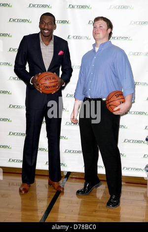 Amar'e Stoudemire et gagnant du concours Walt Arnett joueur NBA Amar'e Stoudemire fait équipe avec 'Excedrine" pour annoncer le gagnant Banque D'Images