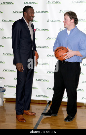 Amar'e Stoudemire et gagnant du concours Walt Arnett joueur NBA Amar'e Stoudemire fait équipe avec 'Excedrine" pour annoncer le gagnant Banque D'Images