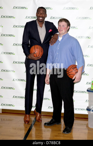 Amar'e Stoudemire et gagnant du concours Walt Arnett joueur NBA Amar'e Stoudemire fait équipe avec 'Excedrine" pour annoncer le gagnant Banque D'Images