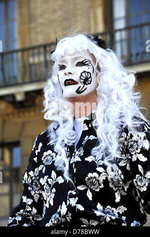 Cambridge, UK. 1er mai 2013. Les membres de la digue de porc Molly effectuer pour célébrer le premier mai dans la place du marché de Cambridge, UK 1er mai 2013. Molly dancing est une forme de danse populaire dans l'East Anglia et l'East Midlands et se fait souvent célébrer des événements saisonniers comme la fin de l'hiver. Digue de porc Molly sont basés à Peterborough. Credit : Julian Eales / Alamy Live News Banque D'Images