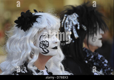 Cambridge, UK. 1er mai 2013. Les membres de la digue de porc Molly effectuer pour célébrer le premier mai dans la place du marché de Cambridge, UK 1er mai 2013. Molly dancing est une forme de danse populaire dans l'East Anglia et l'East Midlands et se fait souvent célébrer des événements saisonniers comme la fin de l'hiver. Digue de porc Molly sont basés à Peterborough. Credit : Julian Eales / Alamy Live News Banque D'Images