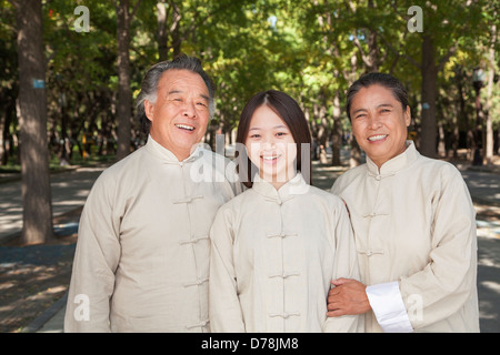 Petite-fille avec les grands-parents la pratique du Tai Chi Banque D'Images