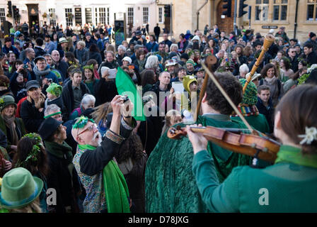 Un homme aîné actif au Royaume-Uni habillé en Green Men, les fêtards habillés en vert célèbrent le 1er mai sur les marches du théâtre Sheldonian. Oxford, Royaume-Uni. 1 mai 2013. Banque D'Images