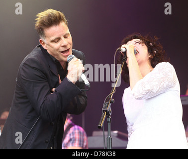 Ricky Ross, Lorraine McIntosh Deacon Blue fonctionne à l'Cornbury Music Festival 2011 - Jour 2 Oxfordshire, Angleterre - 02.07.11 Banque D'Images